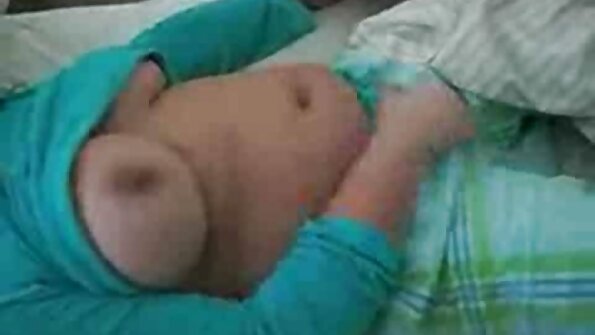 MILF mihohoka miaraka amin'ny tsipika miloko miloko marevaka mivelatra tsara ao anaty fandroana