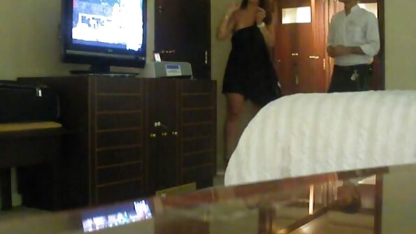 Ny blonde misy menaka dia mahazo rantsantanana sy voadona