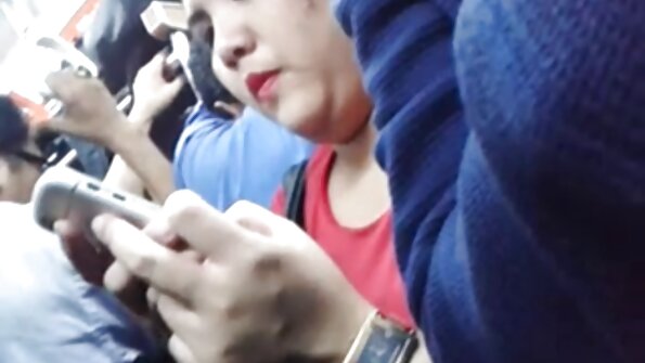 Mifandona ny blonde iray tia manao fampisehoana ambony latabatra