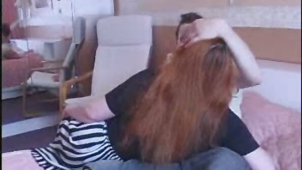 Vehivavy brunette miaraka amin'ny tongotra mahagaga no midona amin'ny vavany