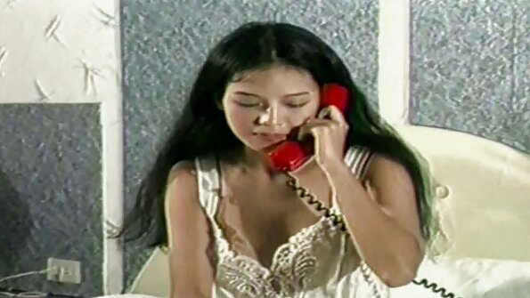 Ny brunette tery dia mahazo fitiavana be dia be amin'ity horonantsary ity