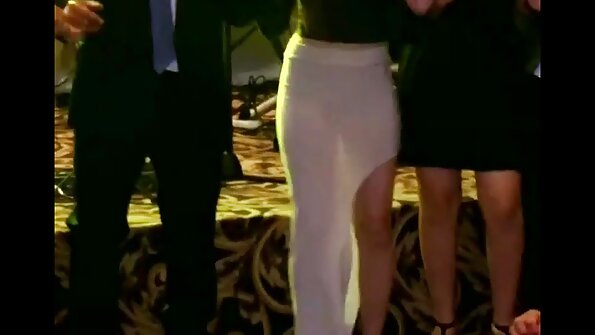 Tanora tsy ampy taona dia nanandrana akoho tamin'ny vavany sexy