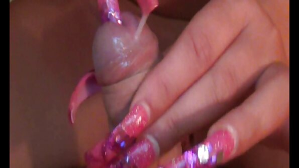 Curvy brunette manambady olon-tsy fantatra mba ho bevohoka