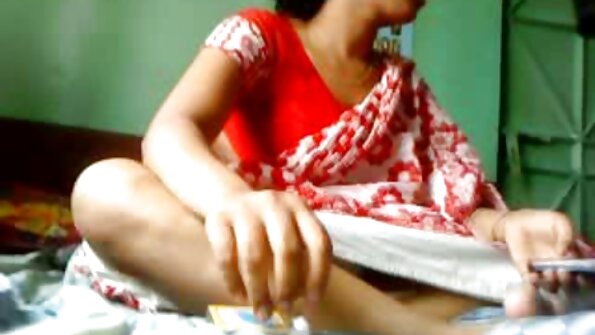Ny vehivavy dia mampiharihary ny tratrany sy ny pussy mahafinaritra ho an'ny olon-tiany