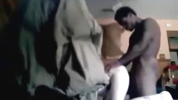 Ankizivavy roa no manao anal amin'ny firaisana mahamay sy kinky miaraka amin'ny lehilahy lehibe iray