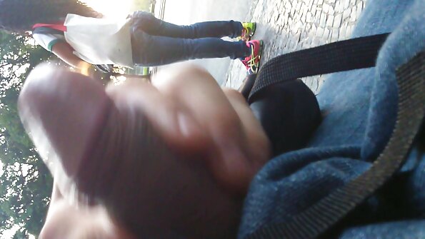 Vehivavy blonde dia tia ny amin'ny tongotra efatra ary mifoka avy ao aoriana