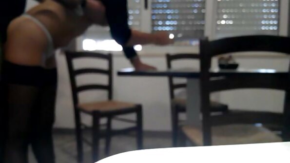 Ny MILF tanora blonde dia tia ny manana azy amin'ny fomba tiany
