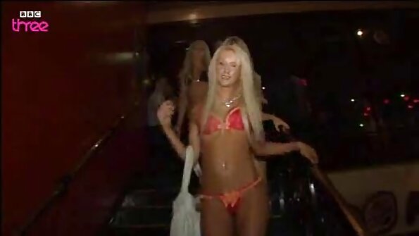 Vehivavy blonde tia akoho no misoloky ny vadiny.