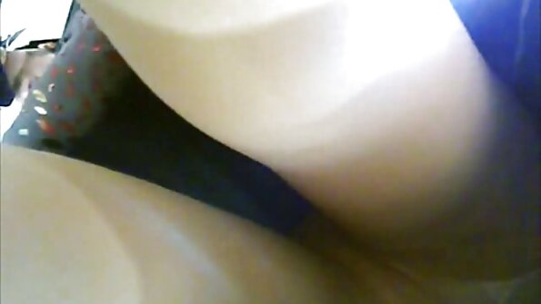 Vehivavy brunette mahafatifaty mihetsiketsika be dia be mihozongozona eo am-pandriana