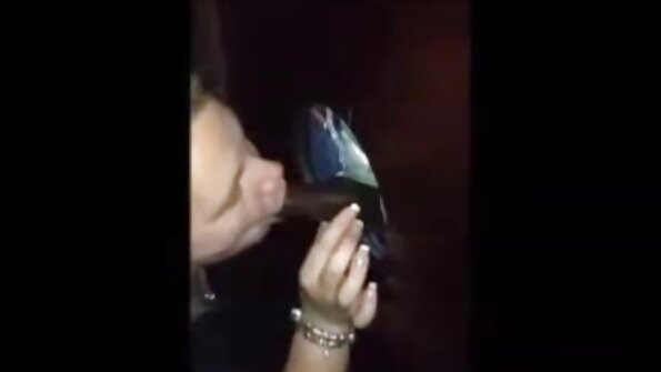 Zazavavy fohy volo dia maka ny baolina akoho lehibe ao anatiny