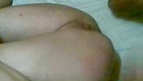 Ny blonde eo amin'ny latabatra fanorana dia mahavita mifoka dick lehibe toy ny pro