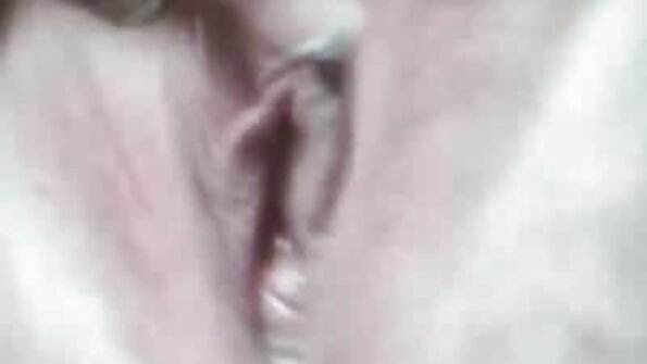 Blonde mafana be nono dia misento akoho any ivelany amin'ny masoandro