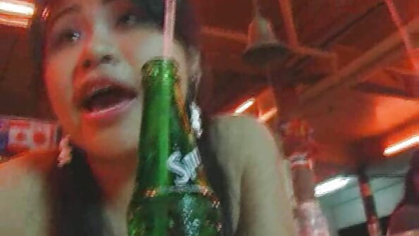 Ny blonde dia miaraka amin'ny lehilahy roa izay miditra amin'ny kibony